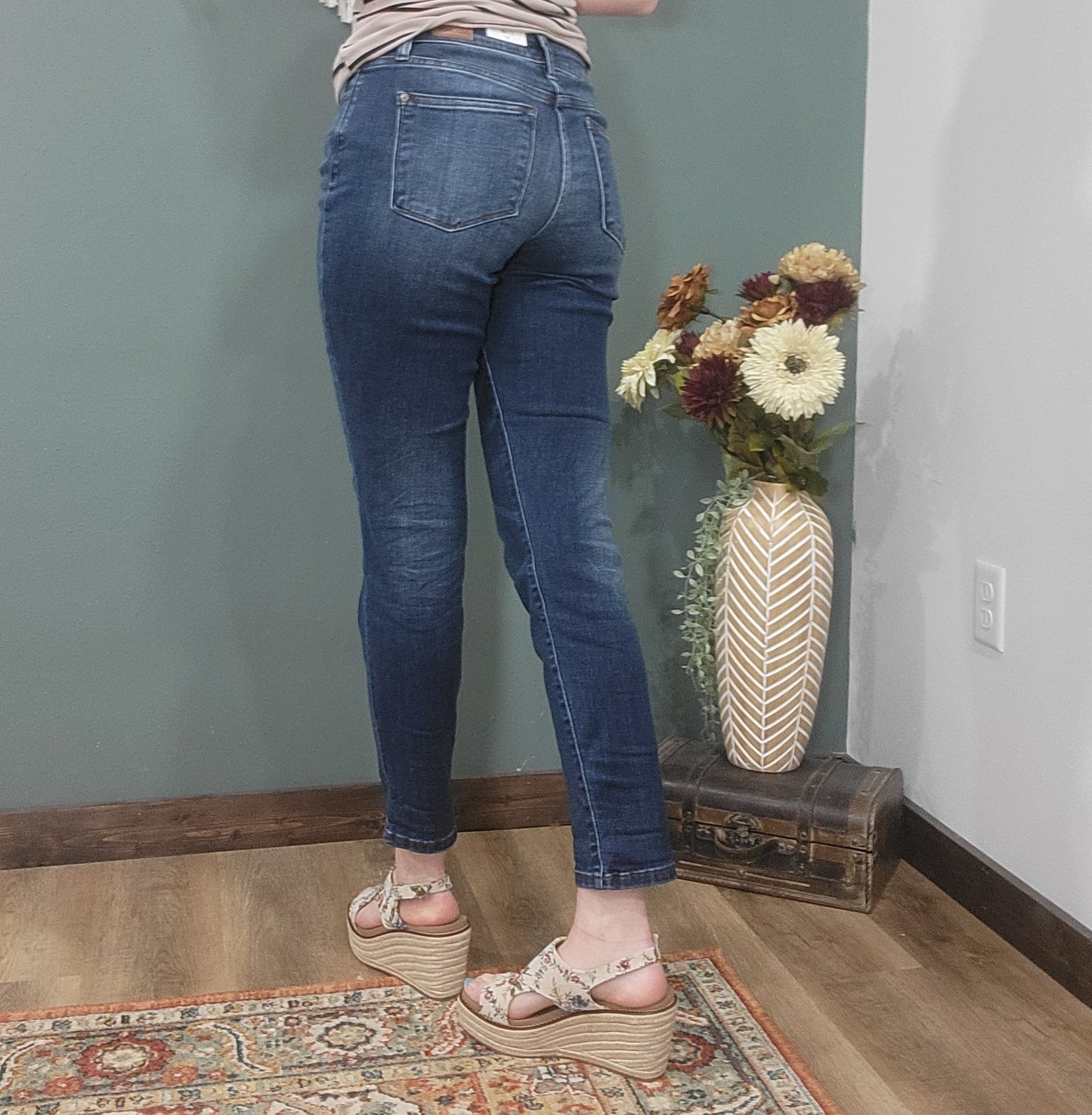 Judy Blue Mid Rise Slim Fit Jean Curvy/Reg