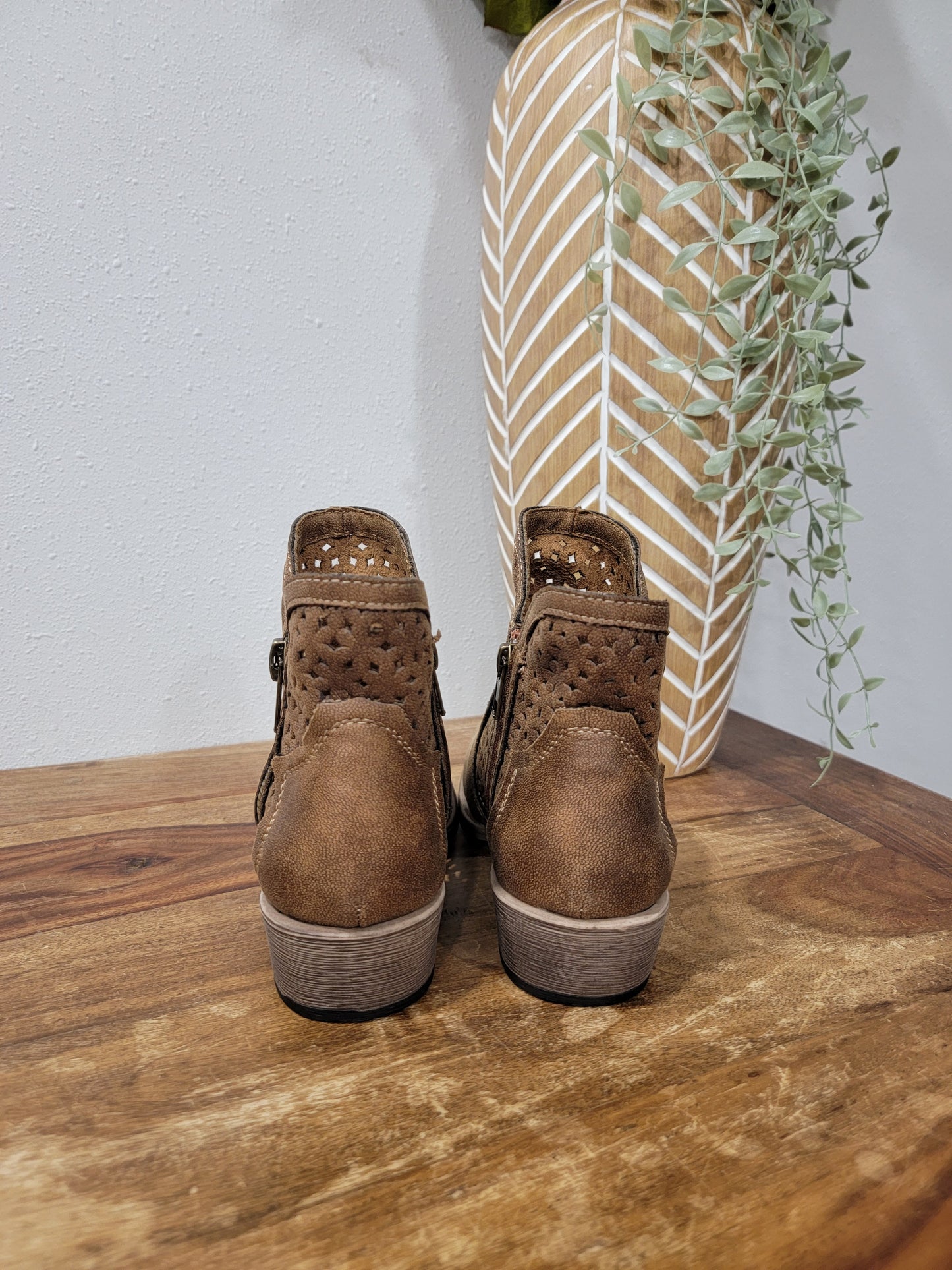 Very G Cut Out Ankle Boot / Leah 2 Tan