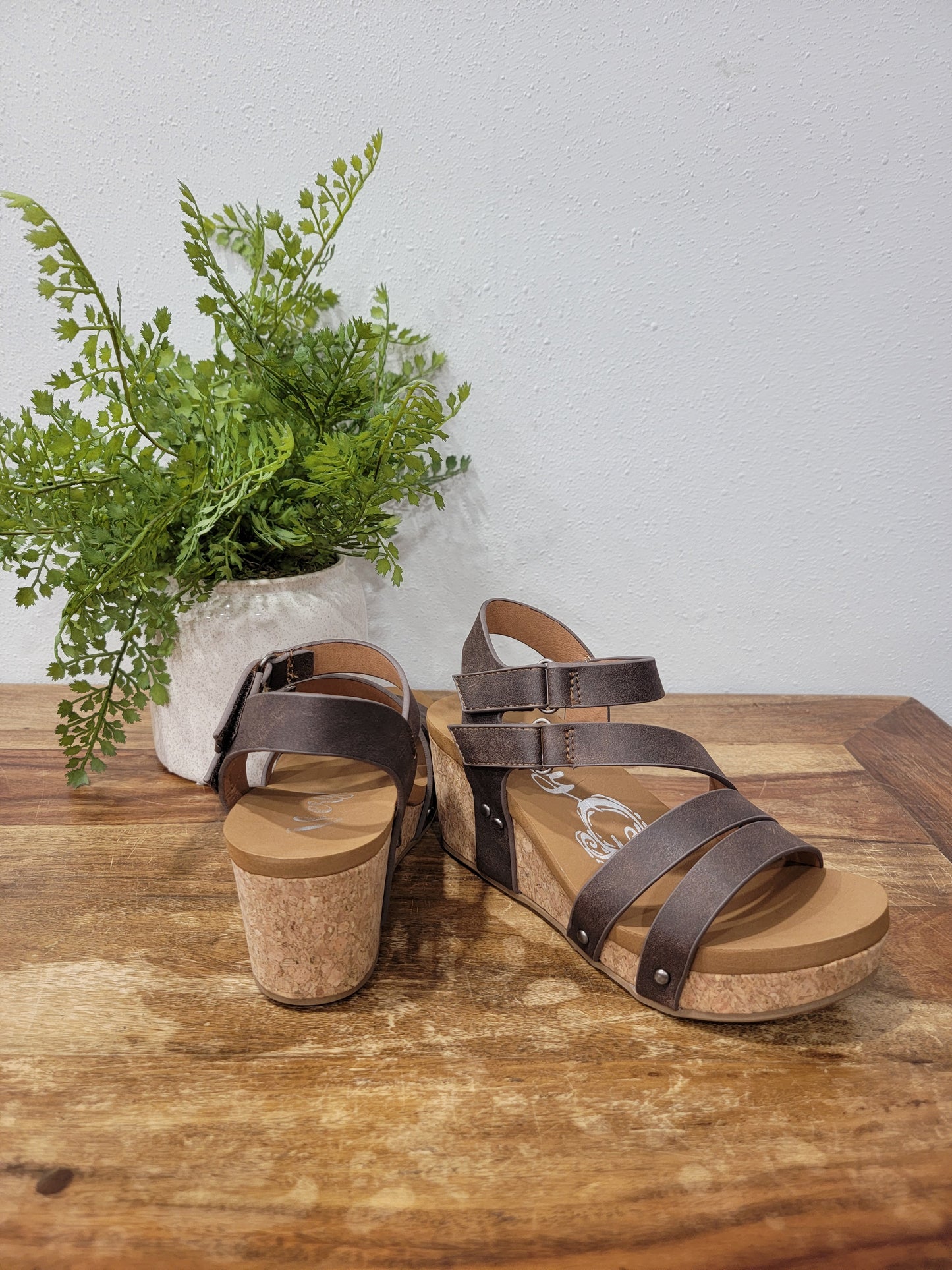 Very G Strappy Wedge / Hariett Chocolate