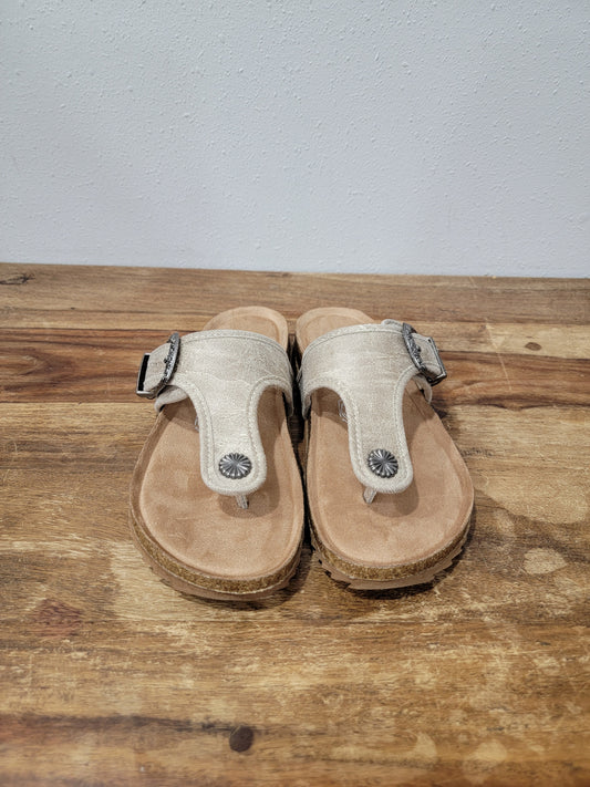 Very G Buckle Sandal in Texas Cream