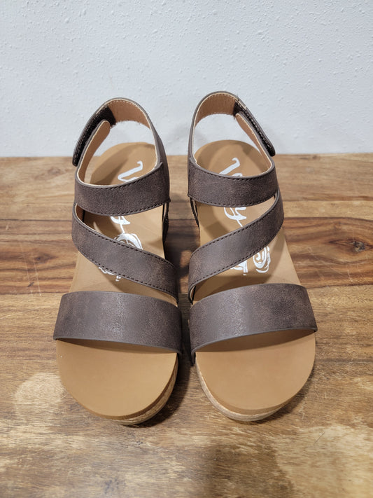 Very G Casper 2 Strappy Wedges/Chocolate