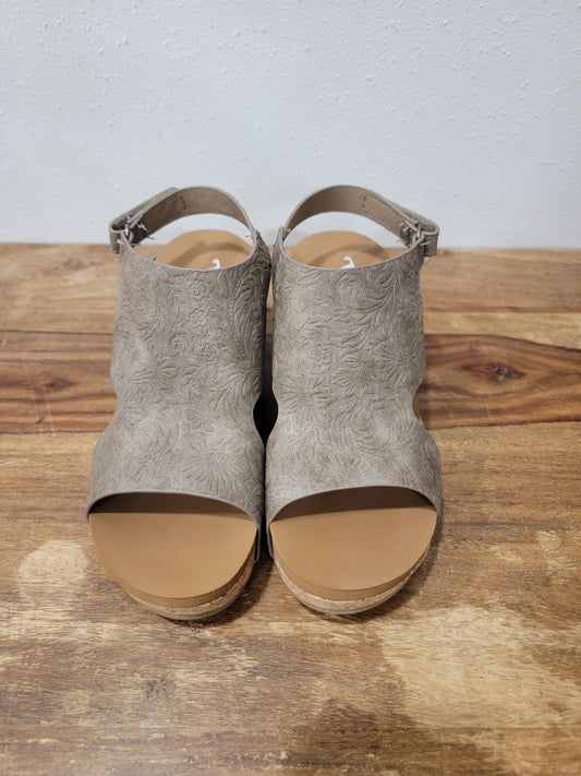 Very G Cut Out Wedge / Wally Taupe