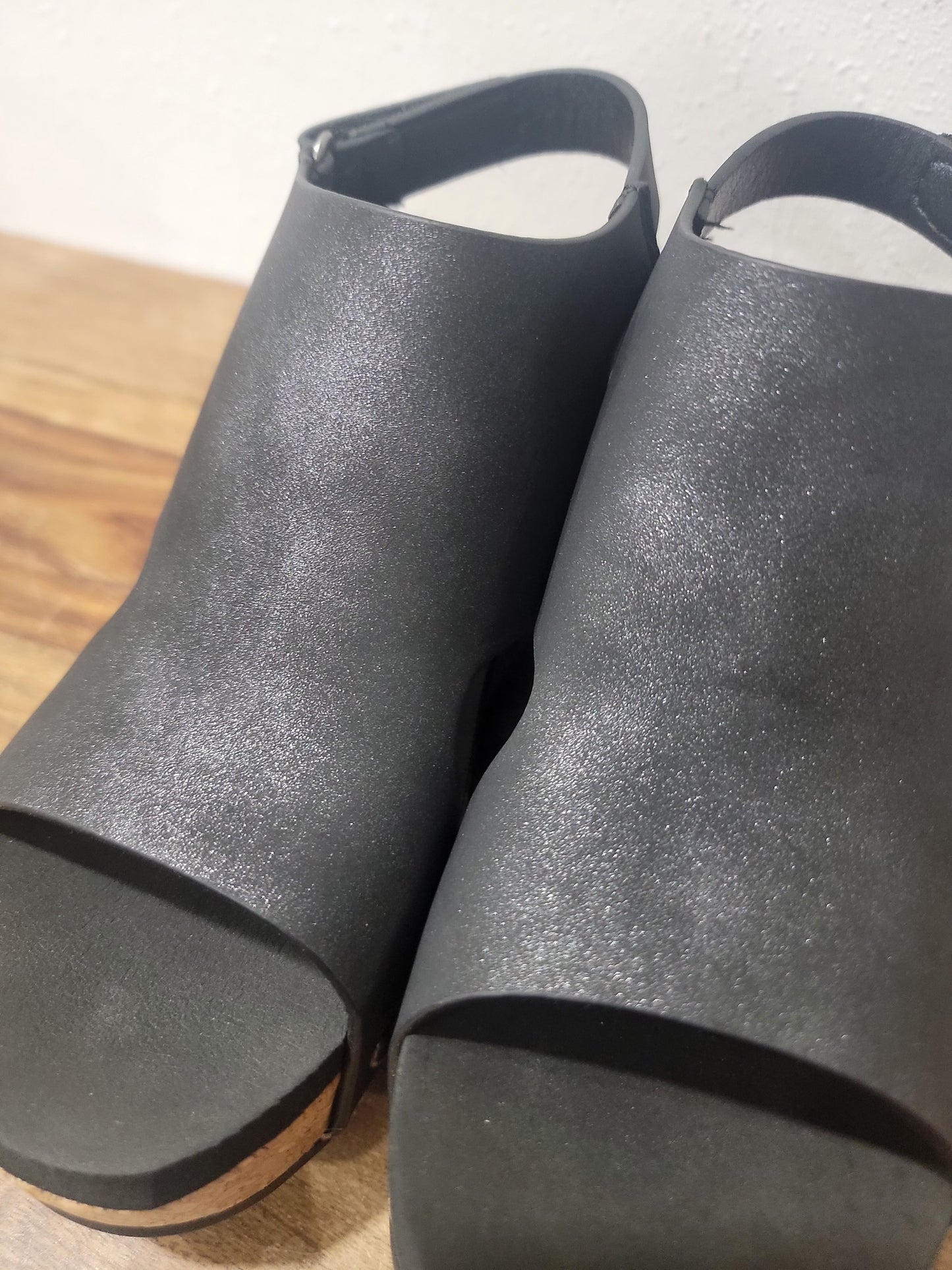 Very G Sparkle Cutout Wedge / Wally in Black