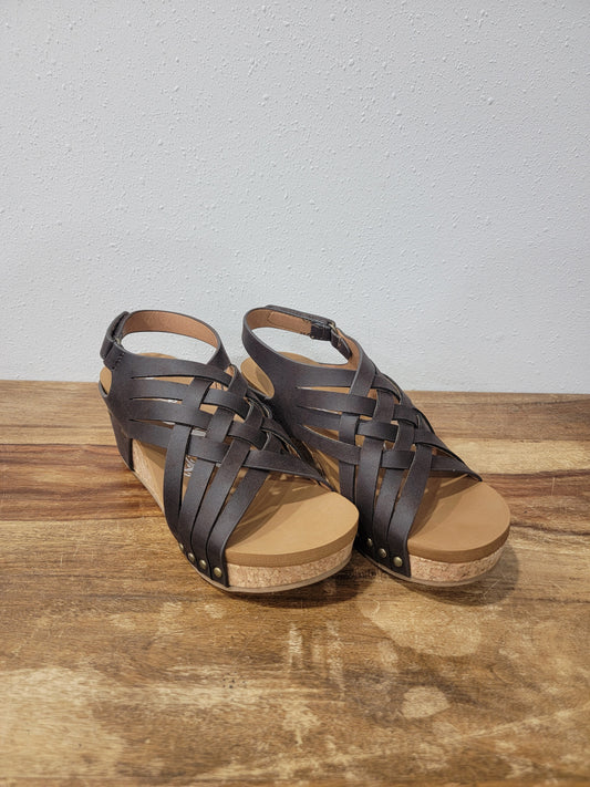 Very G Strappy Wedge / Lunar in  Chocolate