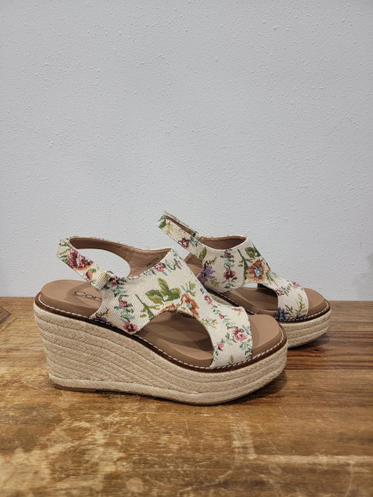 Corkys Sand Brocade Floral Wedge / Freddie