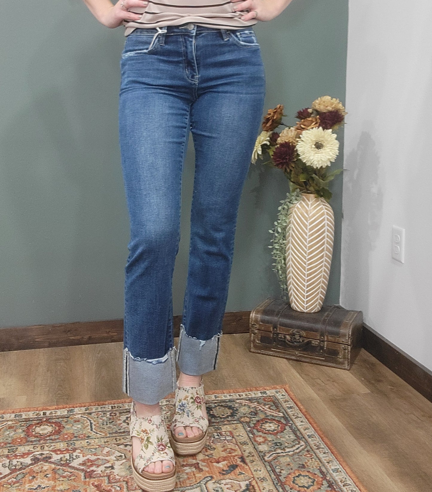 Lovervet Mid Rise Slim Straight Jean