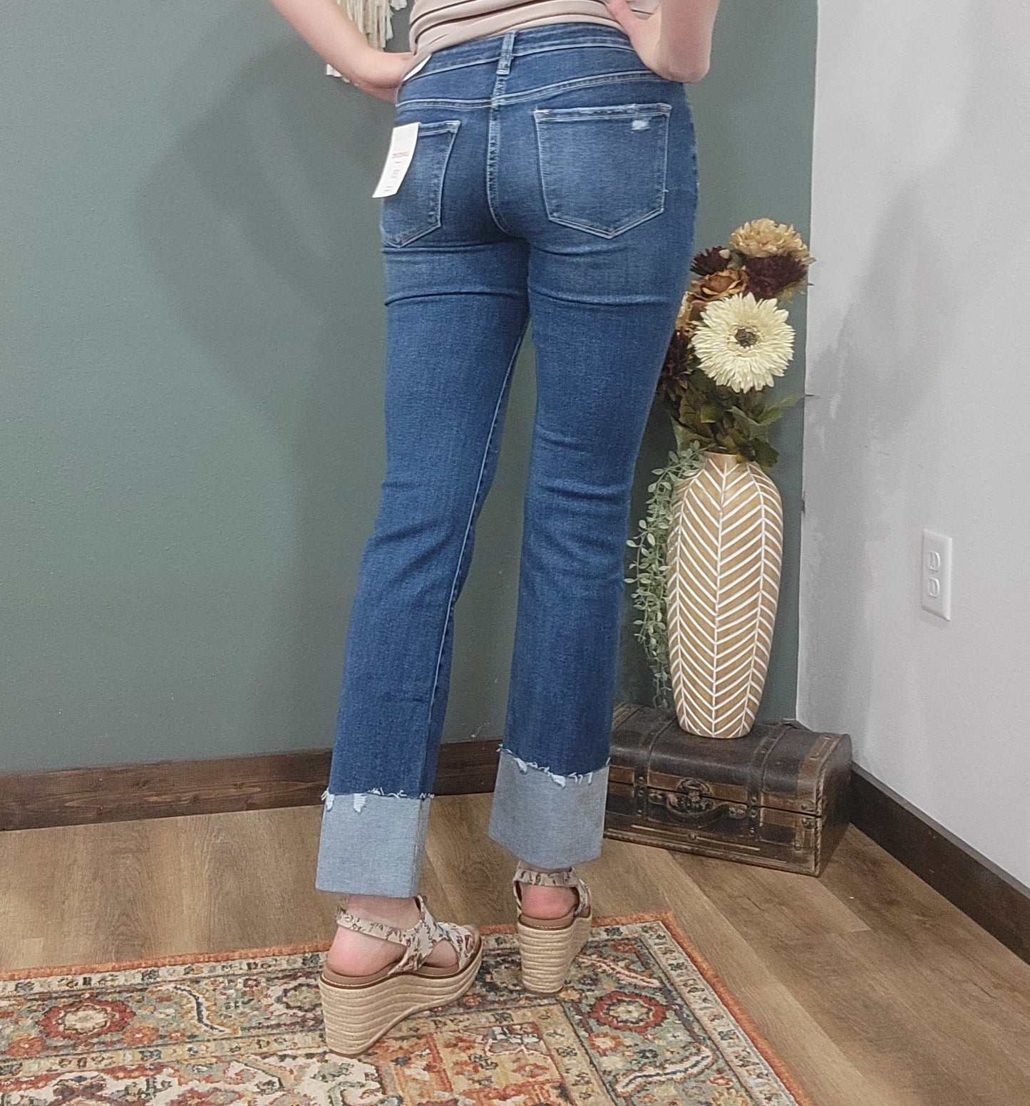 Lovervet Mid Rise Slim Straight Jean