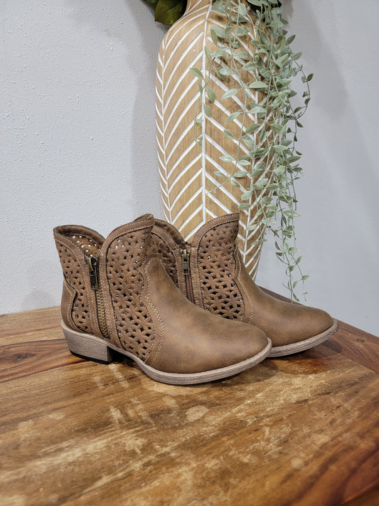 Very G Cut Out Ankle Boot / Leah 2 Tan