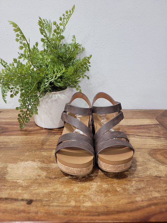 Very G Strappy Wedge / Hariett Chocolate