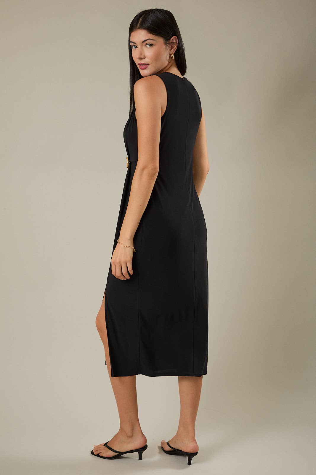 Gilli Round Neck Pleated Detail Midi Dress: Black