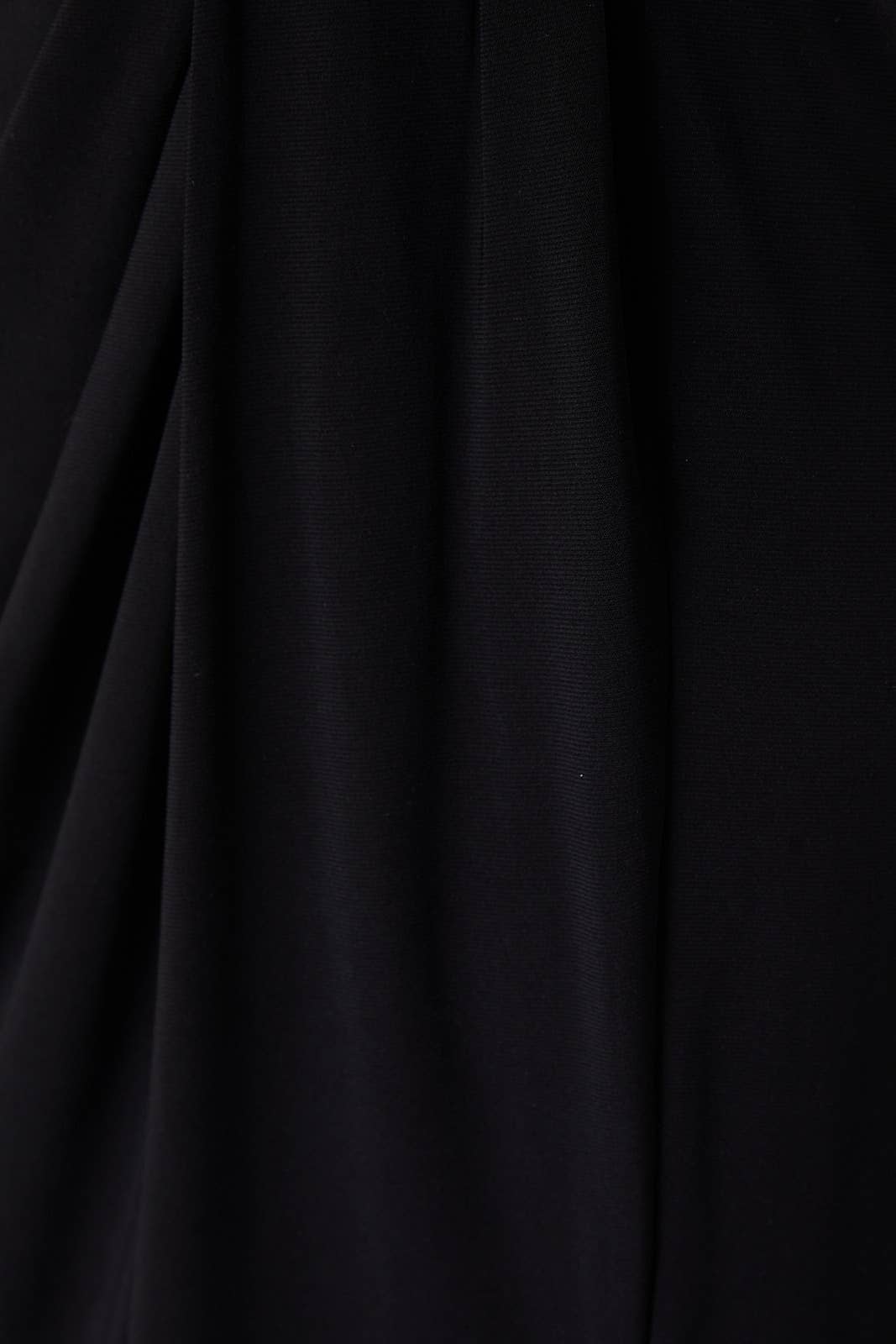 Gilli Round Neck Pleated Detail Midi Dress: Black