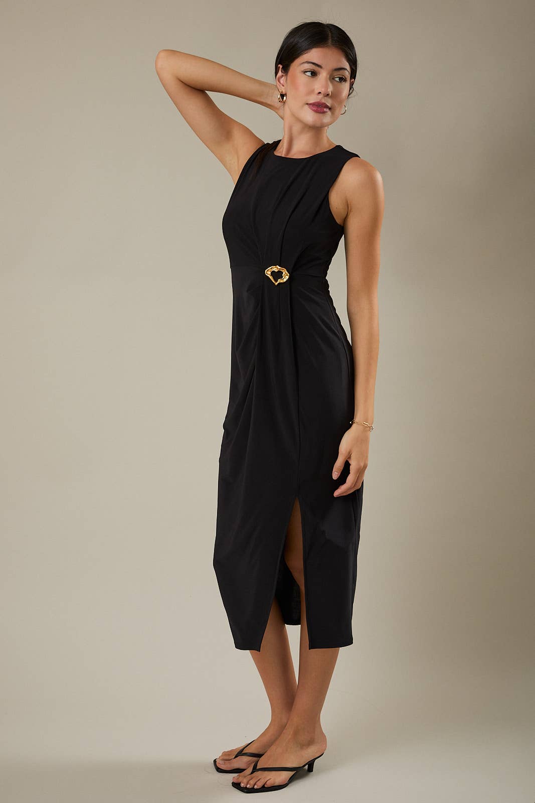 Gilli Round Neck Pleated Detail Midi Dress: Black