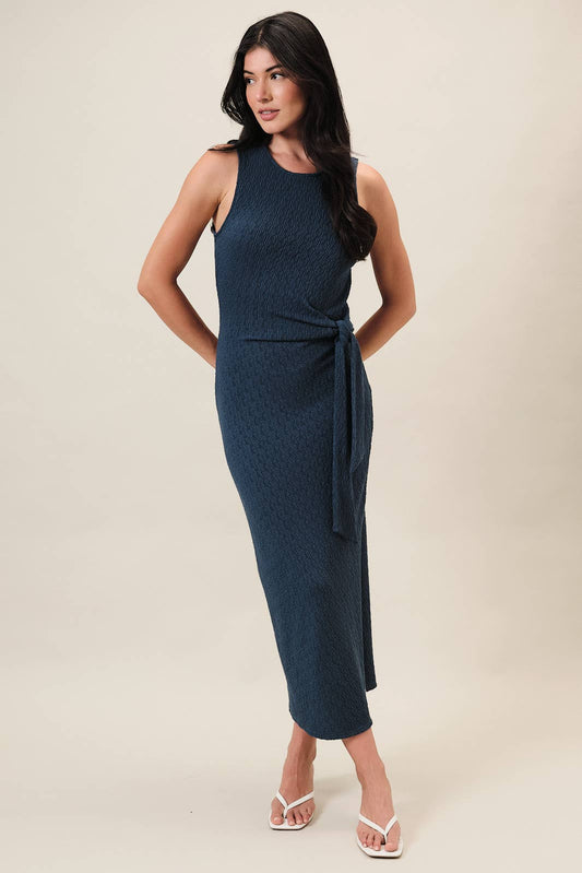 Gilli Round Neck Sleeveless Side Tie Textured Midi Dress: Midnight