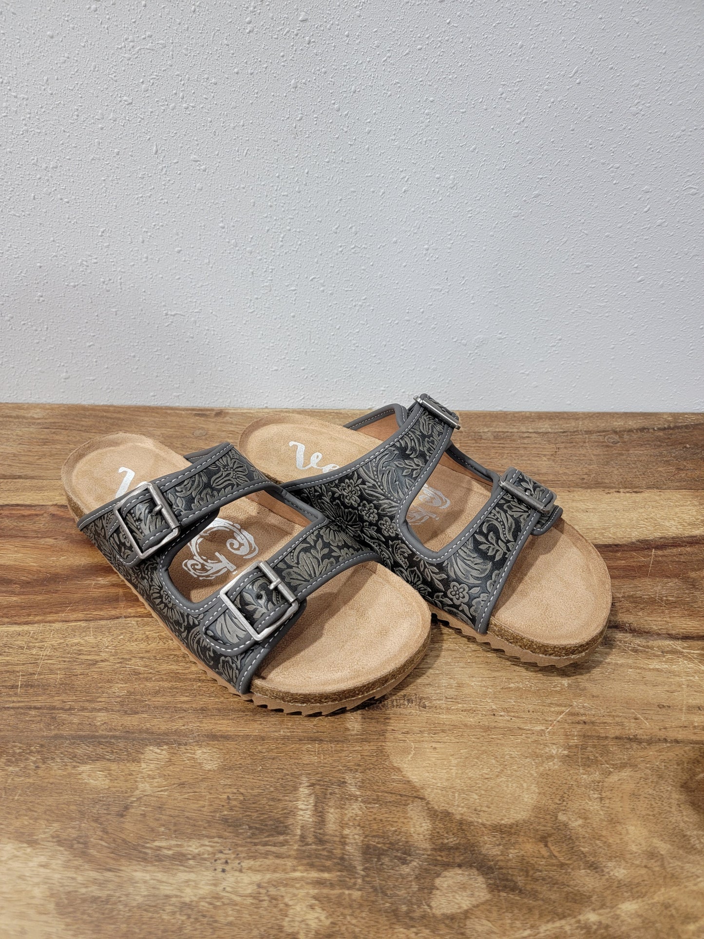 Very G Tooled Slip On Sandals / Berry 4 in Grey