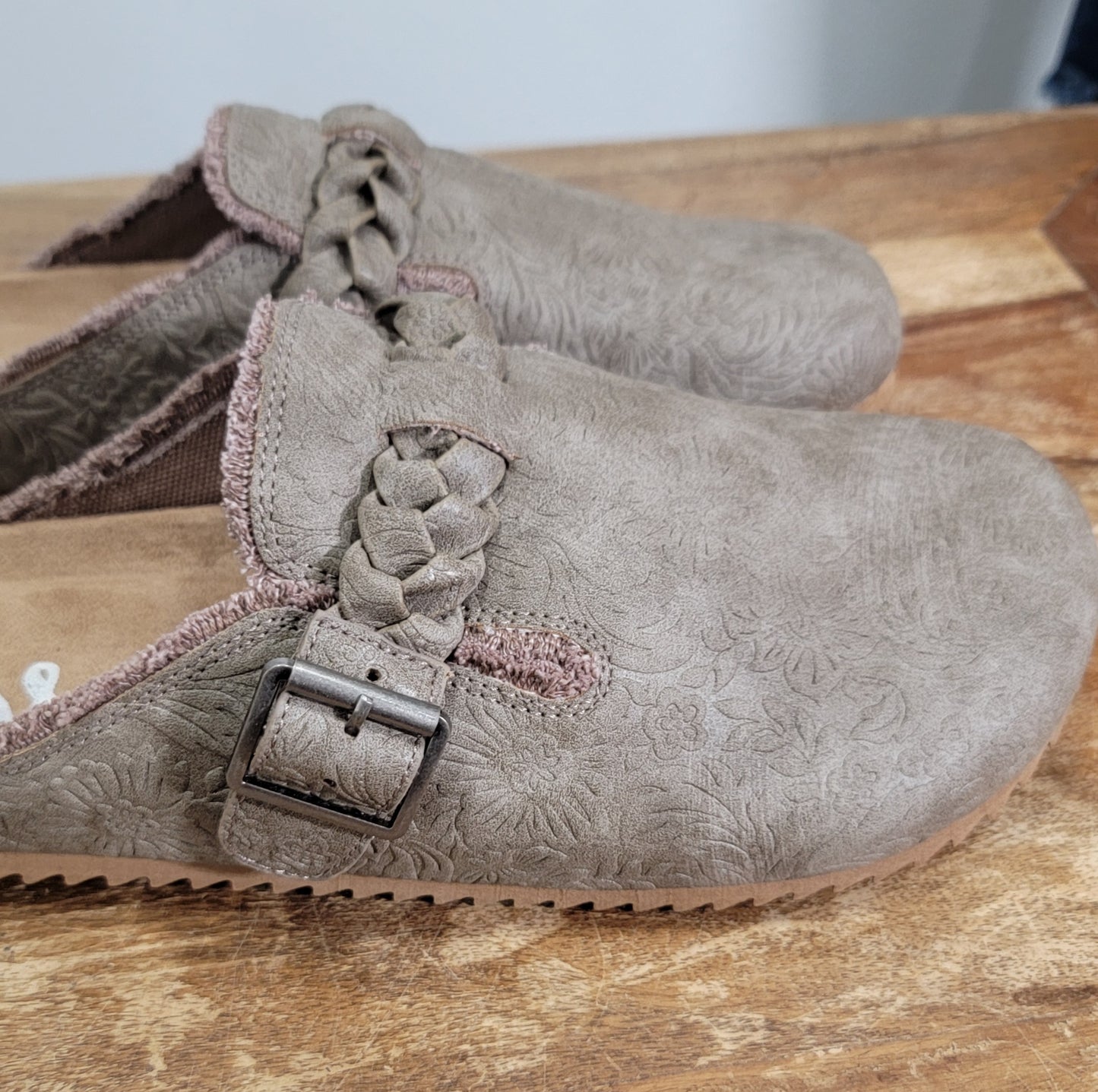 Very G Braided Slip On in Iris Tooled - Taupe