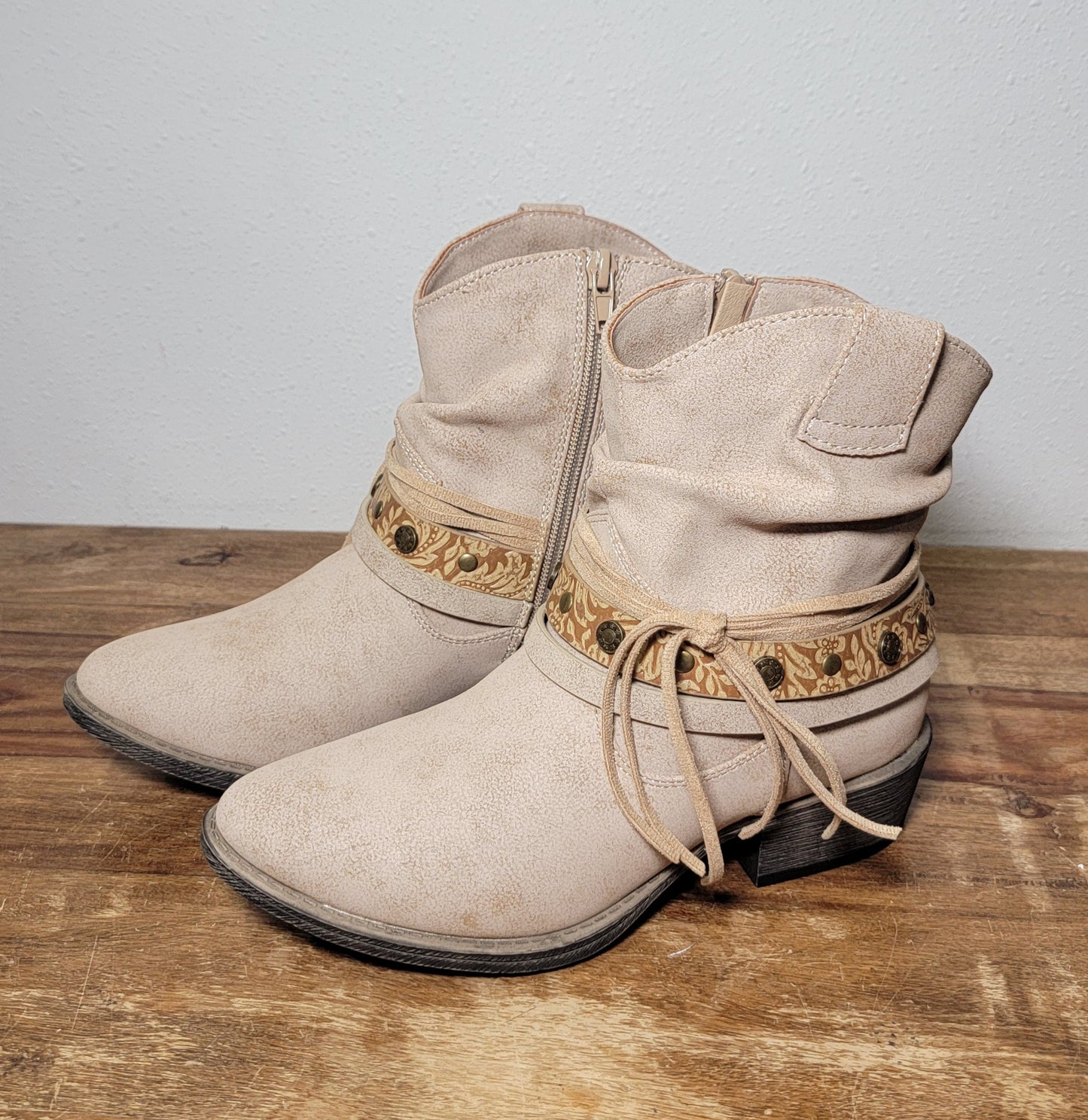 Very G Clover Boots - Nude