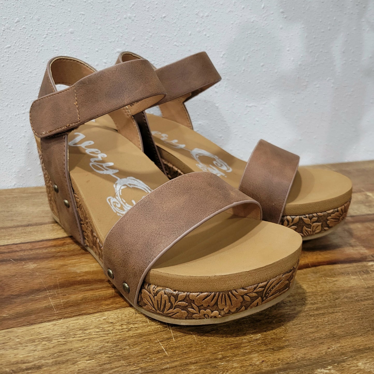 Very G Tan Tooled Devon Wedges